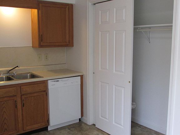4th image of 142 6th Dr SE #142