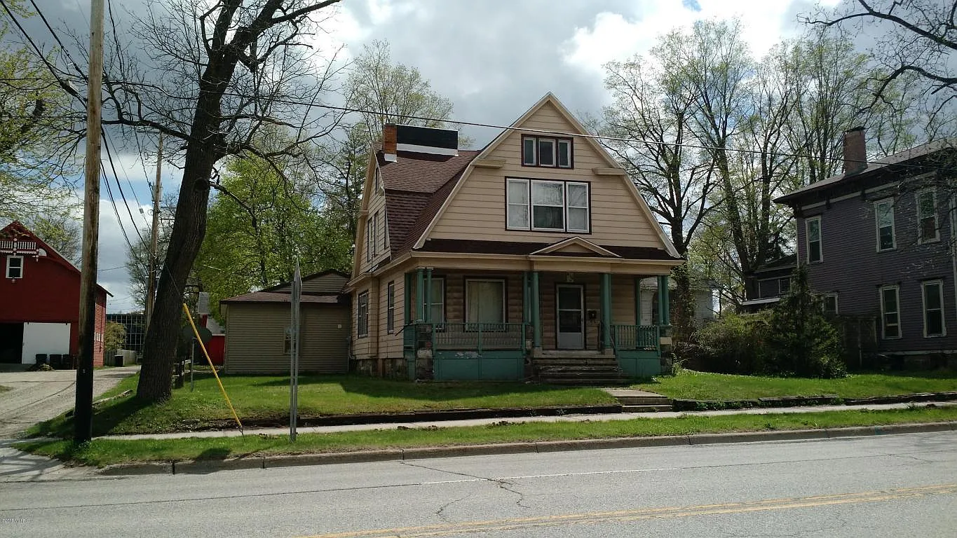 410 Maple St photo 1