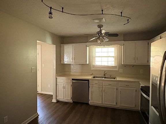 3rd image of 502 W Hilltop Ct