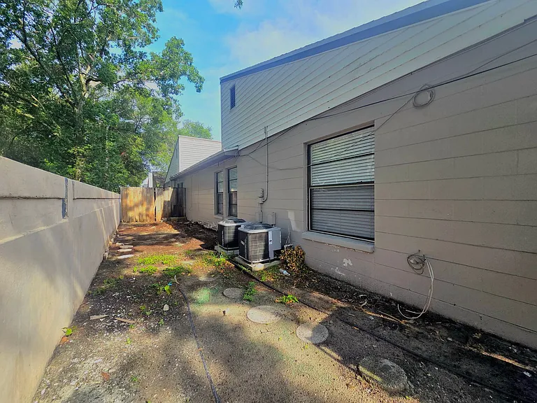 1902 Crystal Grove Dr — Photo 19