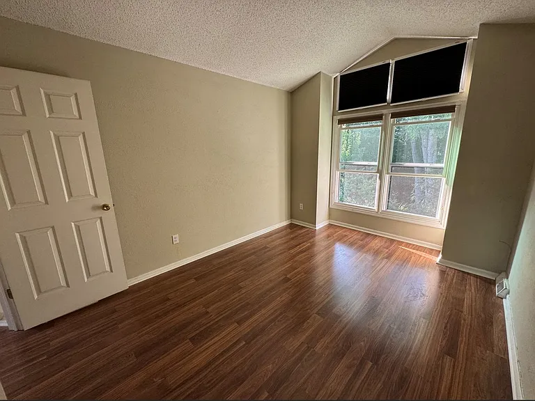 525 Highwood Cir — Photo 20