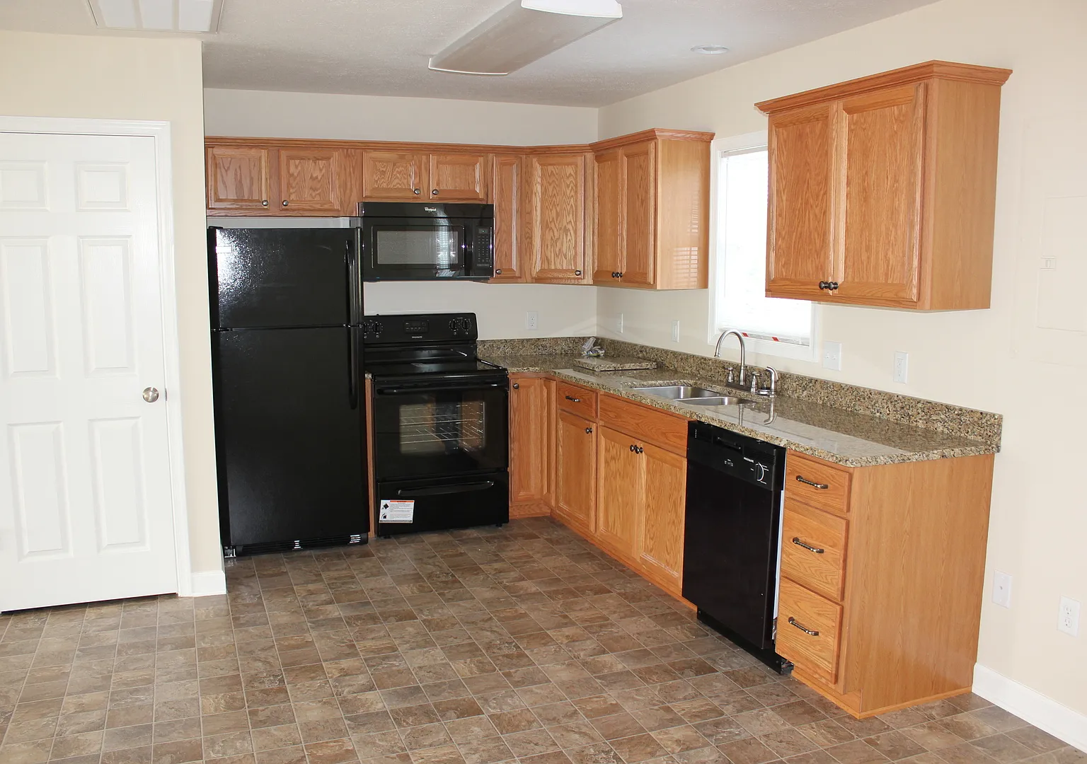 3 Bedroom, 2.5 Bath Townhouse for Rent — Photo 3