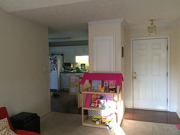 Front door/ aisle to kitchen