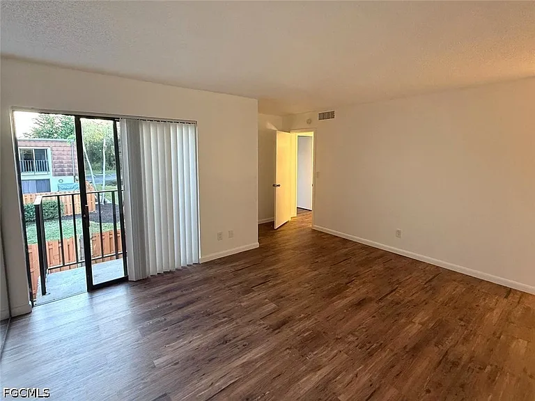1406 Park Shore Cir #3 — Photo 9