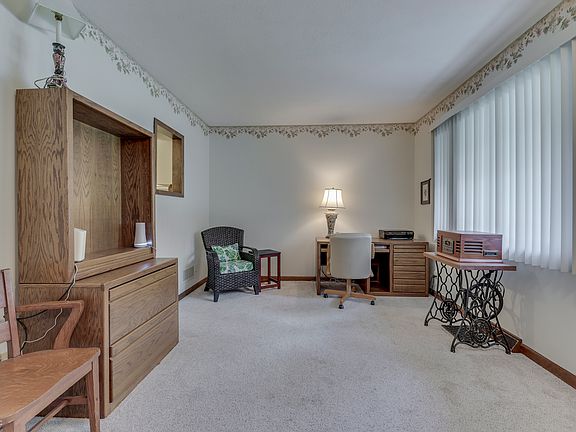 5th image of 918 Carmen Ln
