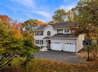 10 Marcia Dr, Uncasville, CT 06382