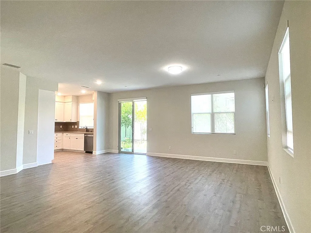 4 bed, 2144 sqft, $4,900 — Photo 2