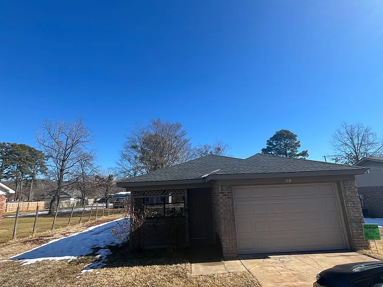 307 Harris Cir — Photo 1