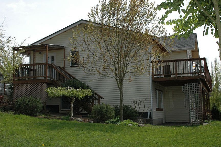 2nd image of 2414 Saint Clair St