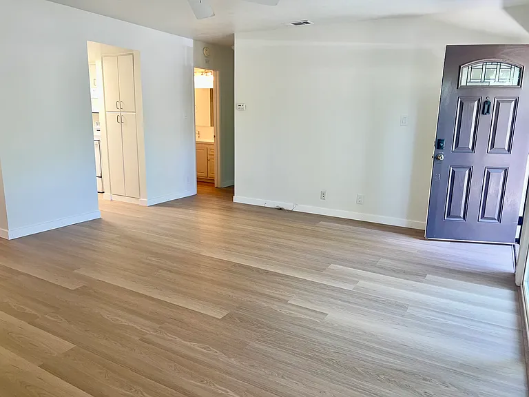 5496 Roundtree Dr — Photo 4