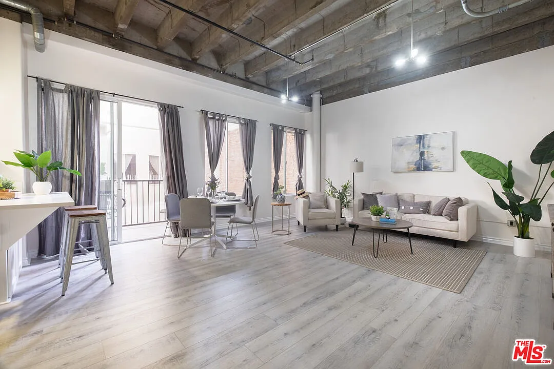 1 bed, 1.0 bath, 800 sqft, $1,950 — Photo 1