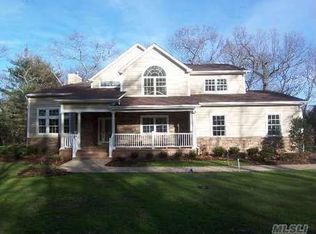 275 River Rd, Saint James, NY 11780