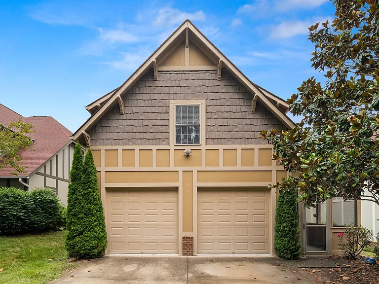 8 Trafalgar Cir — Photo 28