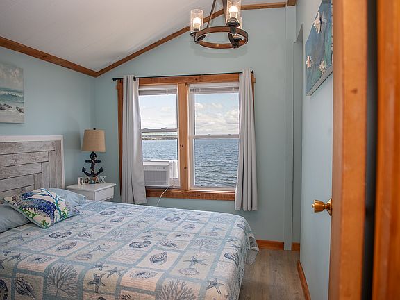 Master bedroom with queen sized bed and memory foam matress