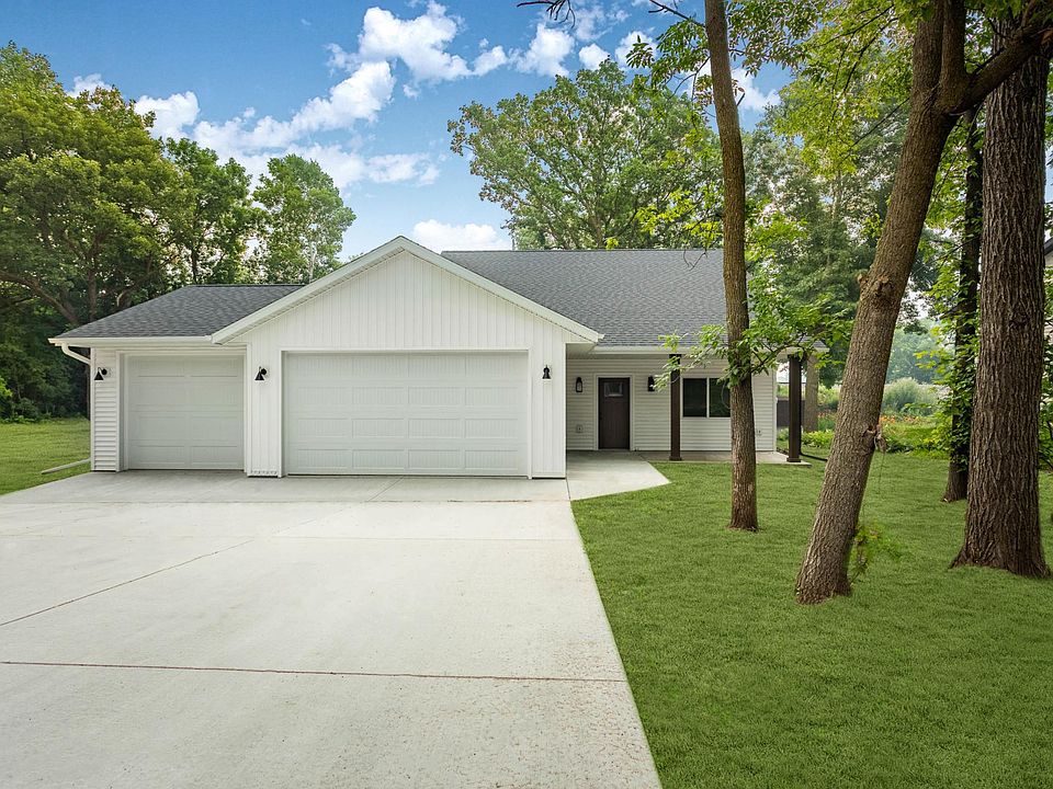 1st image of 1011 Nokomis St