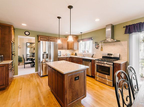 4th image of 1081 Roslyn Ct