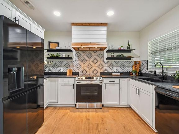 3rd image of 4636 W Bay Court Ave