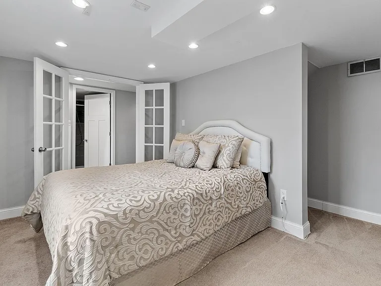 5036 Richmond Dr — Photo 17
