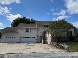 914 4th Ave NE, Oelwein, IA 50662