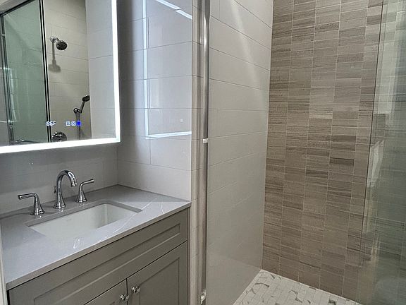 4th image of 2057 45th St #2