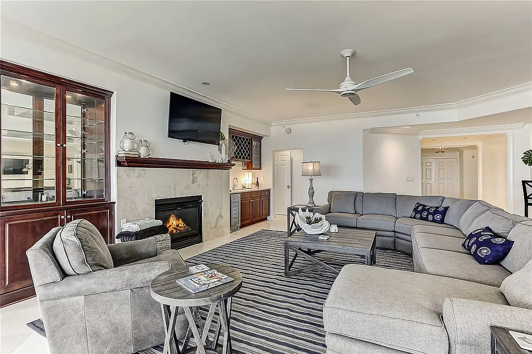3 bed, 3230 sqft, $10,000 — Photo 2