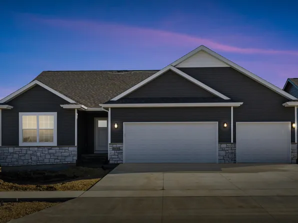 2820 Autumn Woods Dr, Cedar Falls, IA 50613