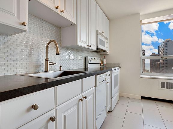 5th image of 70 W Burton Pl APT 1605