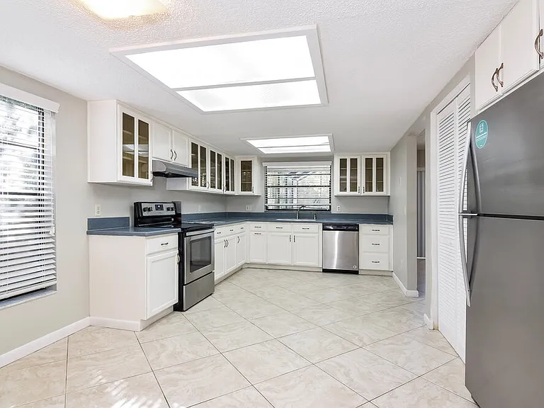 1902 Lake Platt Ln — Photo 5