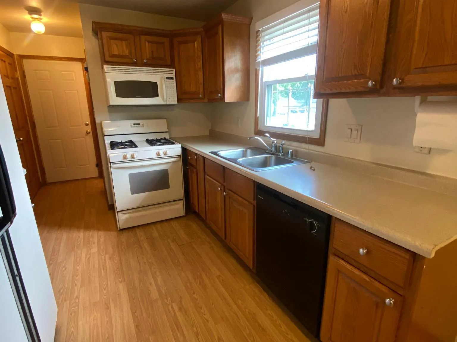 5 bed, 2.5 bath, 1600 sqft, $2,300 — Photo 2