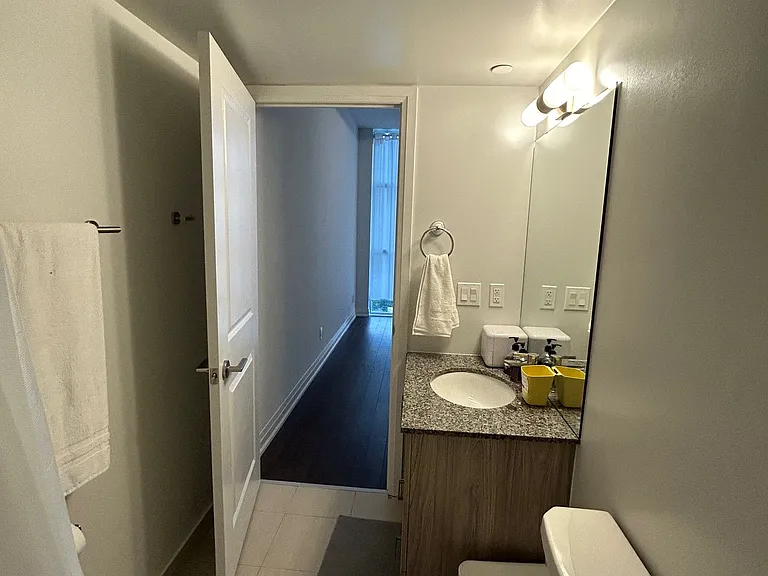 20 Meadowglen Pl E #822 — Photo 9
