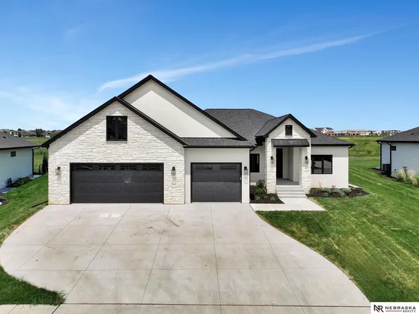 3600 Tree Line Dr, Lincoln, NE 68516