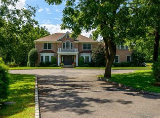 1 Arbor Field Ct, Old Westbury, NY 11568