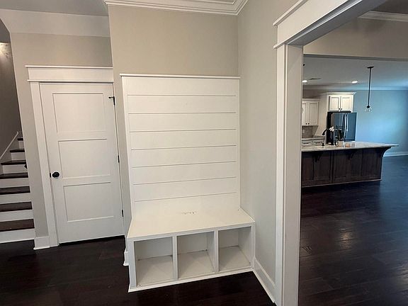 5th image of 221 Perth Ct