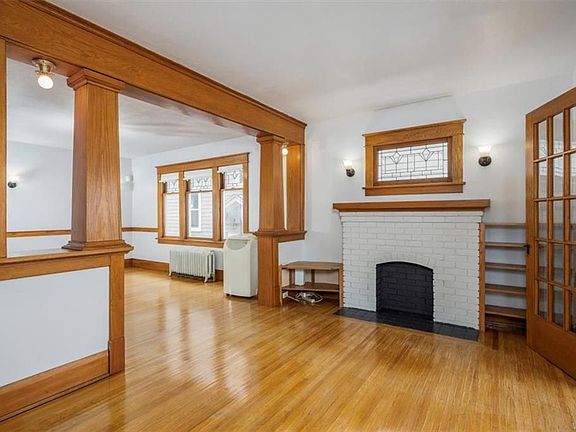 4th image of 381 Winspear Ave