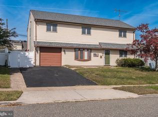 29 Vividleaf Ln, Levittown, PA 19054