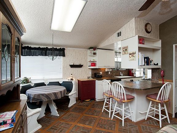 Nook/Breakfast Bar Area