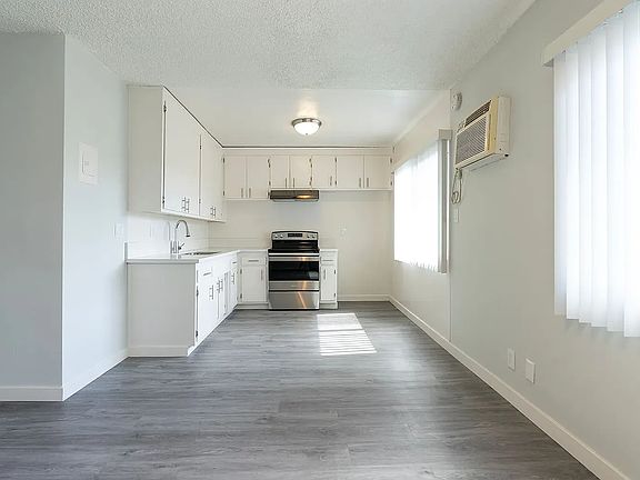 4th image of 6823 Variel Ave #16