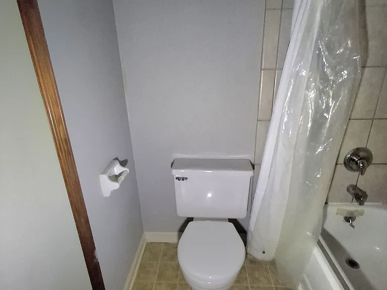 Toilet with soft closing lid
