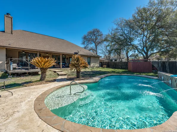 300 Rose Garden Dr, La Vernia, TX 78121