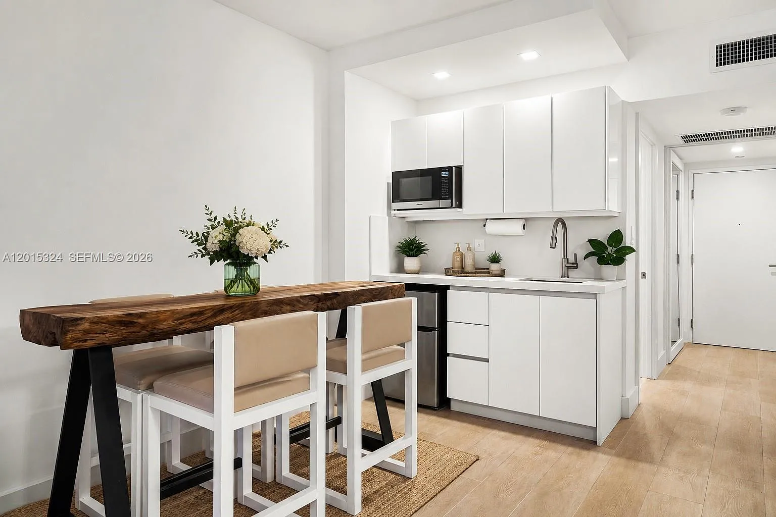 Roney Palace Condo — Photo 3