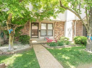 215 Carmel Woods Dr, Ellisville, MO 63021