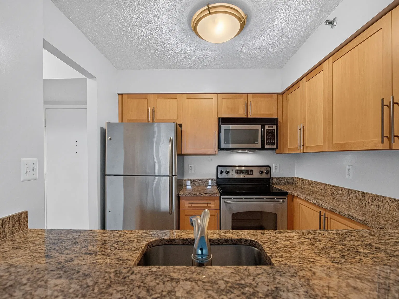 10101 Grosvenor Pl — Photo 2