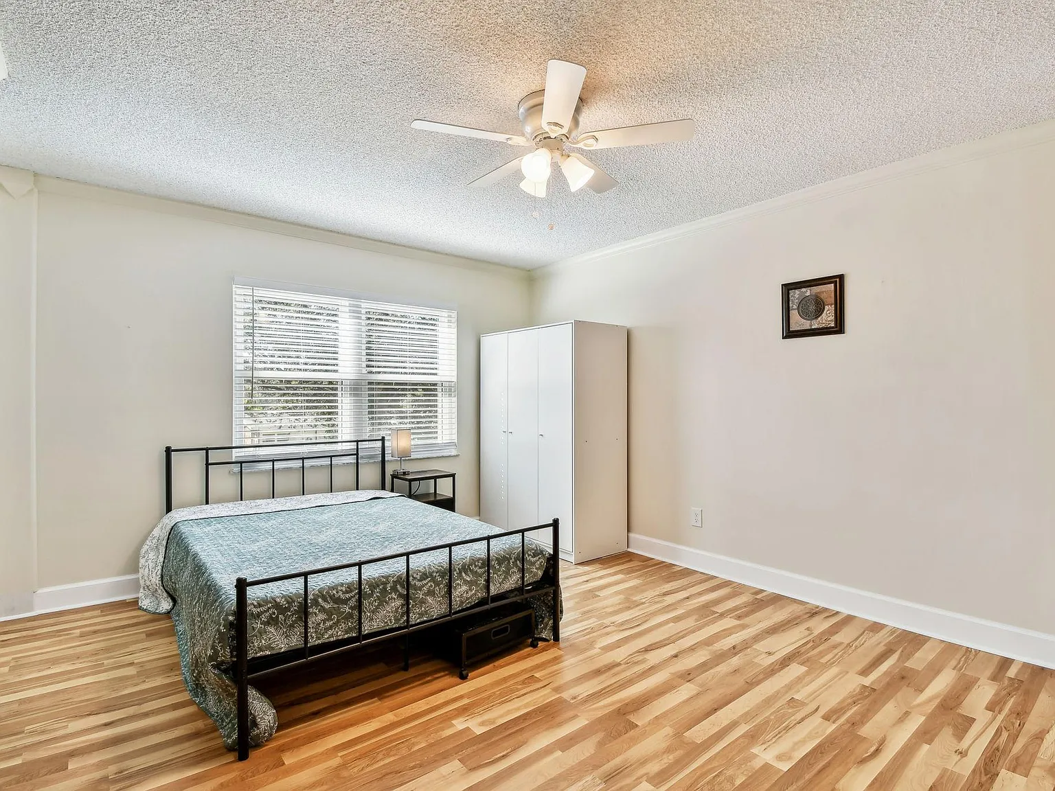 4 bed, 3.0 bath, 2810 sqft, $936 — Photo 2