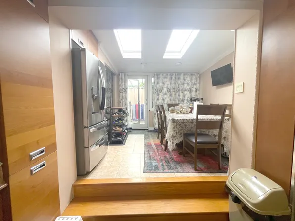 2963 Voorhies Avenue image 13 of 53