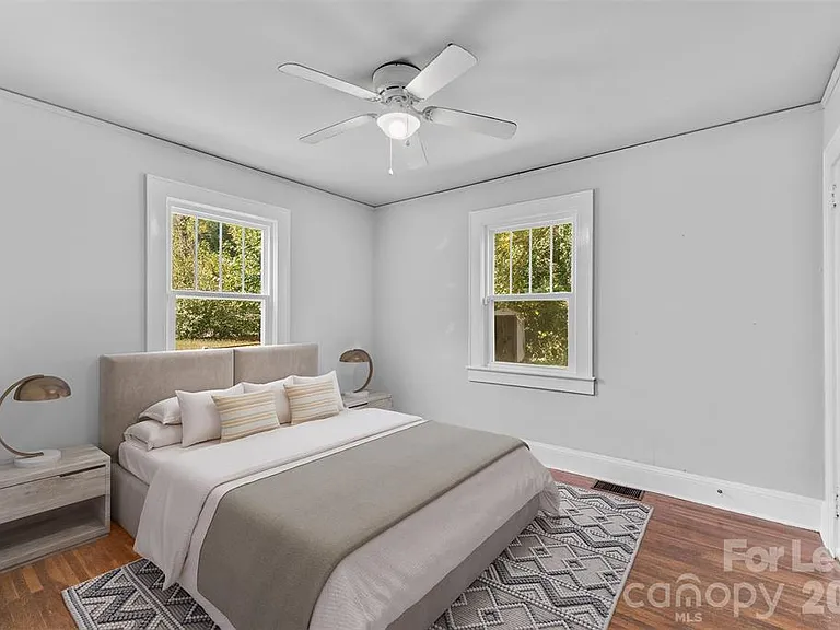 1936 Garibaldi Ave — Photo 2