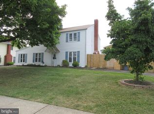 155 Twin Oak Dr, Levittown, PA 19056