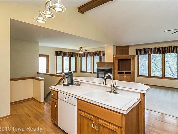 5th image of 713 NW Boulder Brook Dr