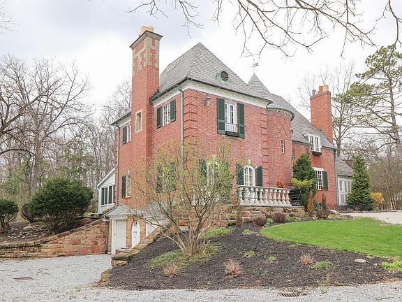 3rd image of 664 Woodhill Rd