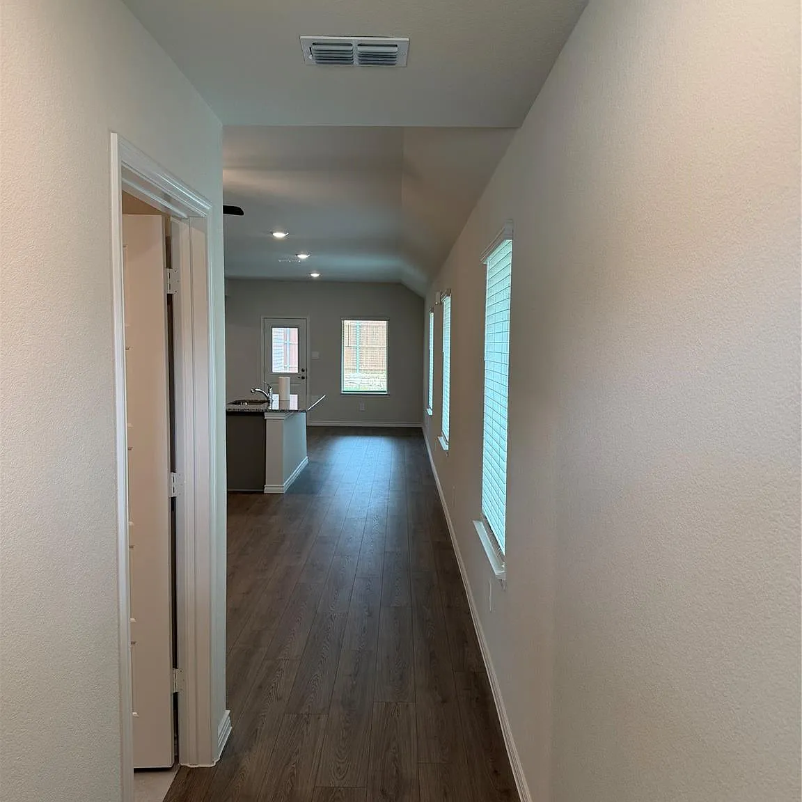 3 bed, 1198 sqft, $2,000 — Photo 4