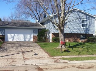 2442 W 60th St, Davenport, IA 52806